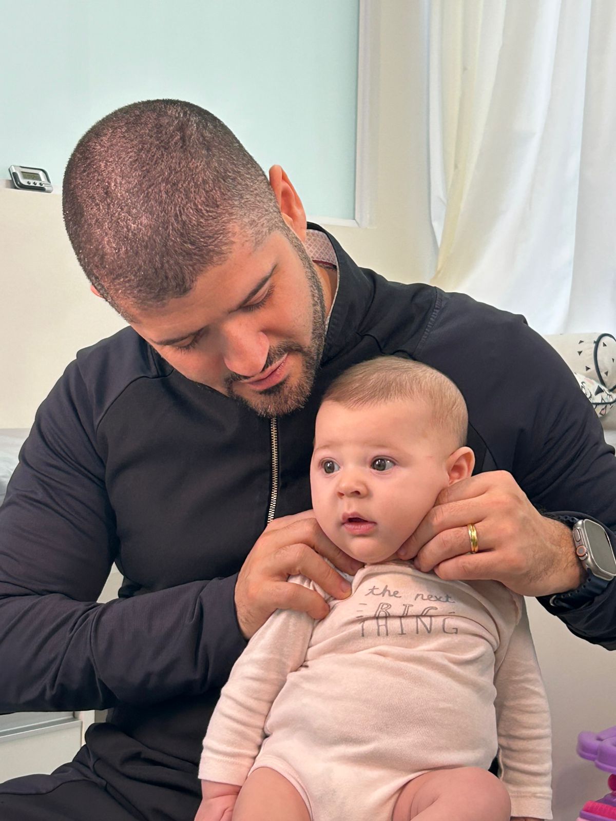 Dr. Gustavo realizando tratamento de osteopatia pediátrica