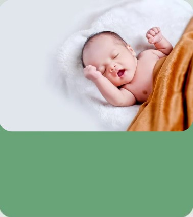Bebê olhando para um lado